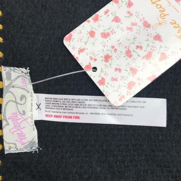 Free People Common Thread Blanket Wrap Scarf - Picture 4 of 6